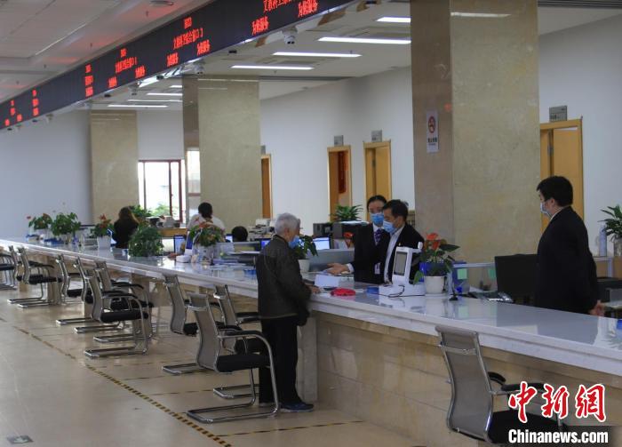 图为贵州省政务服务大厅窗口工作人员为老年人办事。